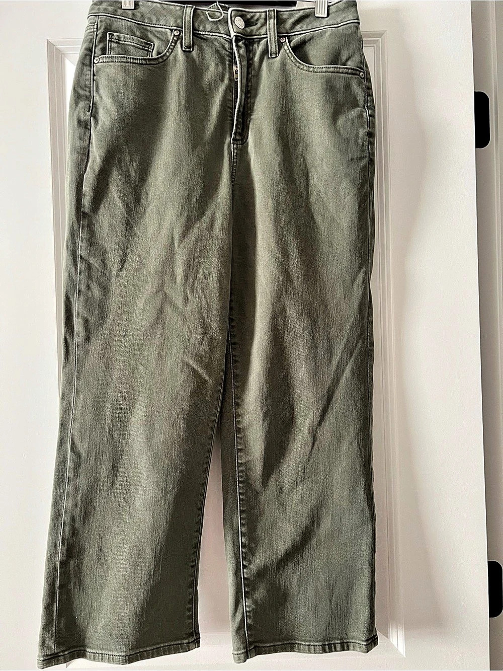 Chico’s High Rise Straight Leg Olive Crops